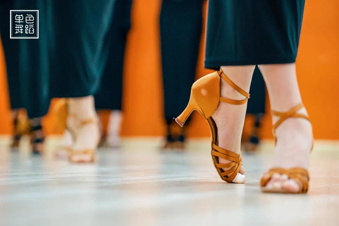 教你5招解决跳舞僵硬不自然,跳舞动作总是不清晰怎么练