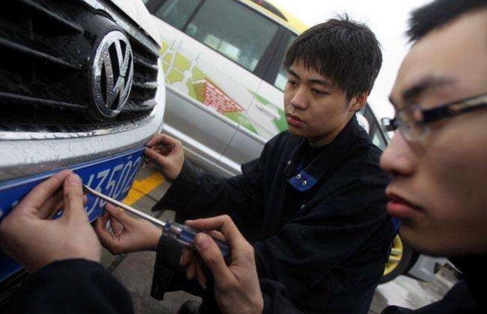 只买裸车不在4S店买保险上牌，4S店不同意怎么办？