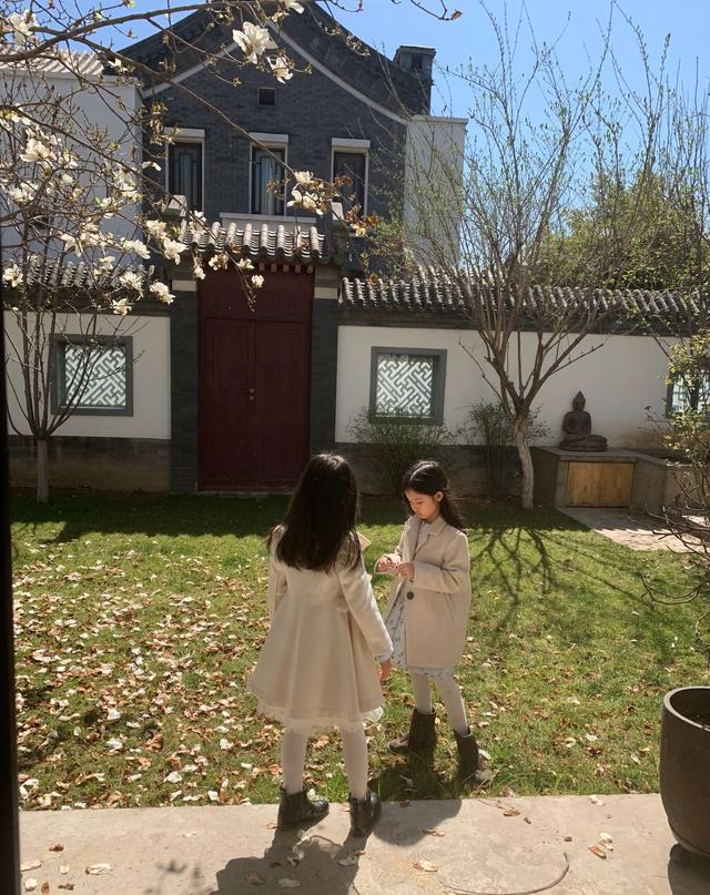 赵子琪晒童年家庭合影,赵子琪生活照曝光