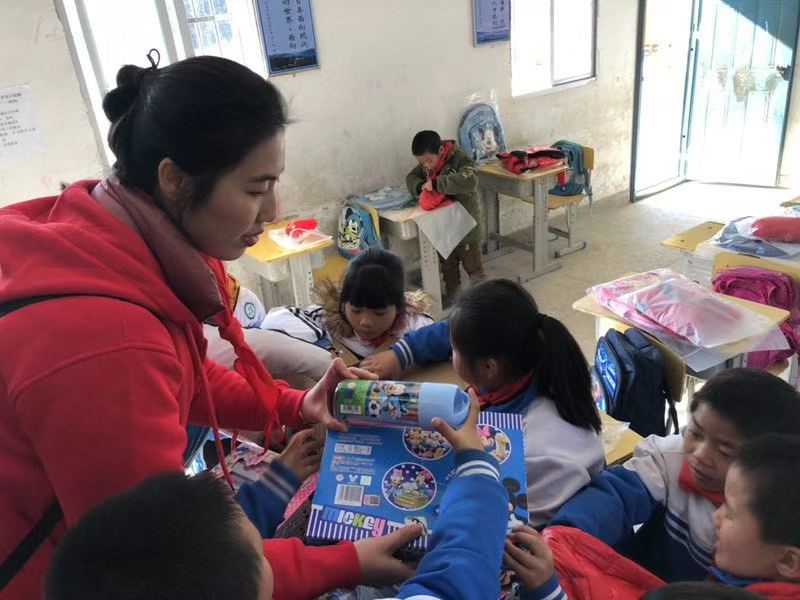 用爱浇灌花朵用心呵护成长,用爱浇灌你成长