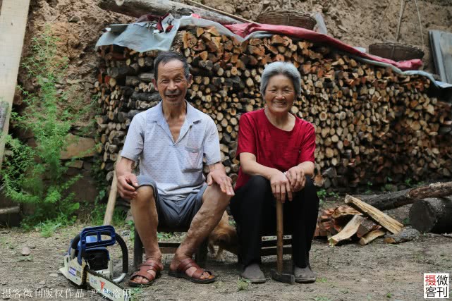 深山老两口5年还18万欠款，大妈每天抱着儿子遗像哭