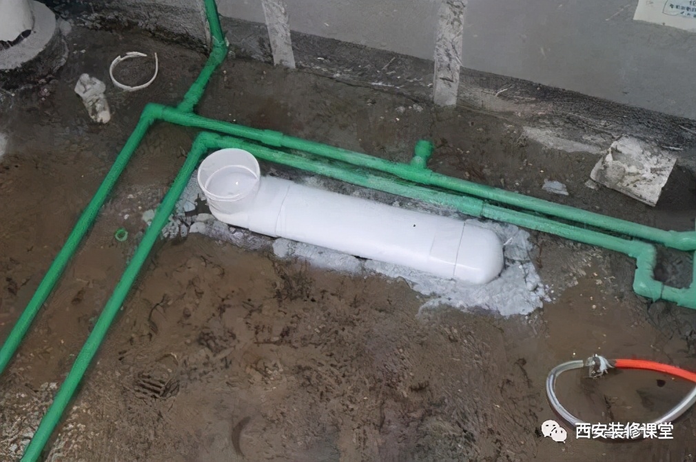 装马桶和门有冲突怎样解决,马桶位置和门太近关不上