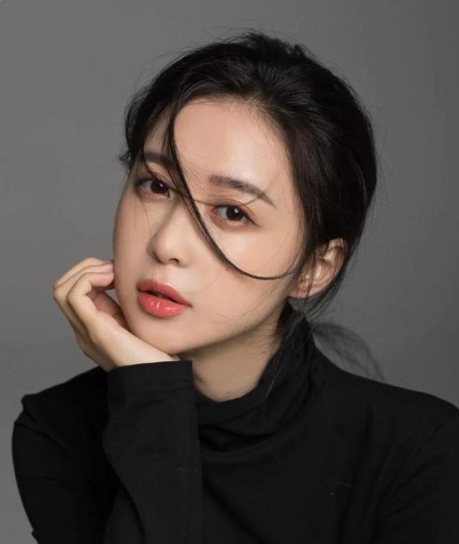 潘玮柏带小14岁娇妻现身机场,潘玮柏娶了一只鸡