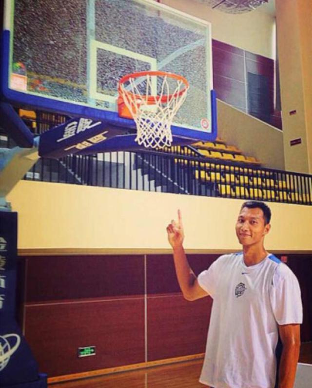 NBA有多少人曾扣碎篮板?奥胖不仅扣碎还拉倒篮架,一国人也做到