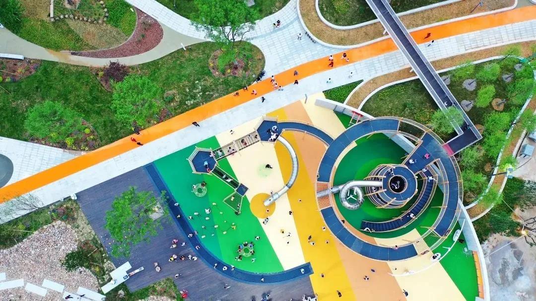 篮球场亲子运动健身,全民健身公园篮球场开放时间