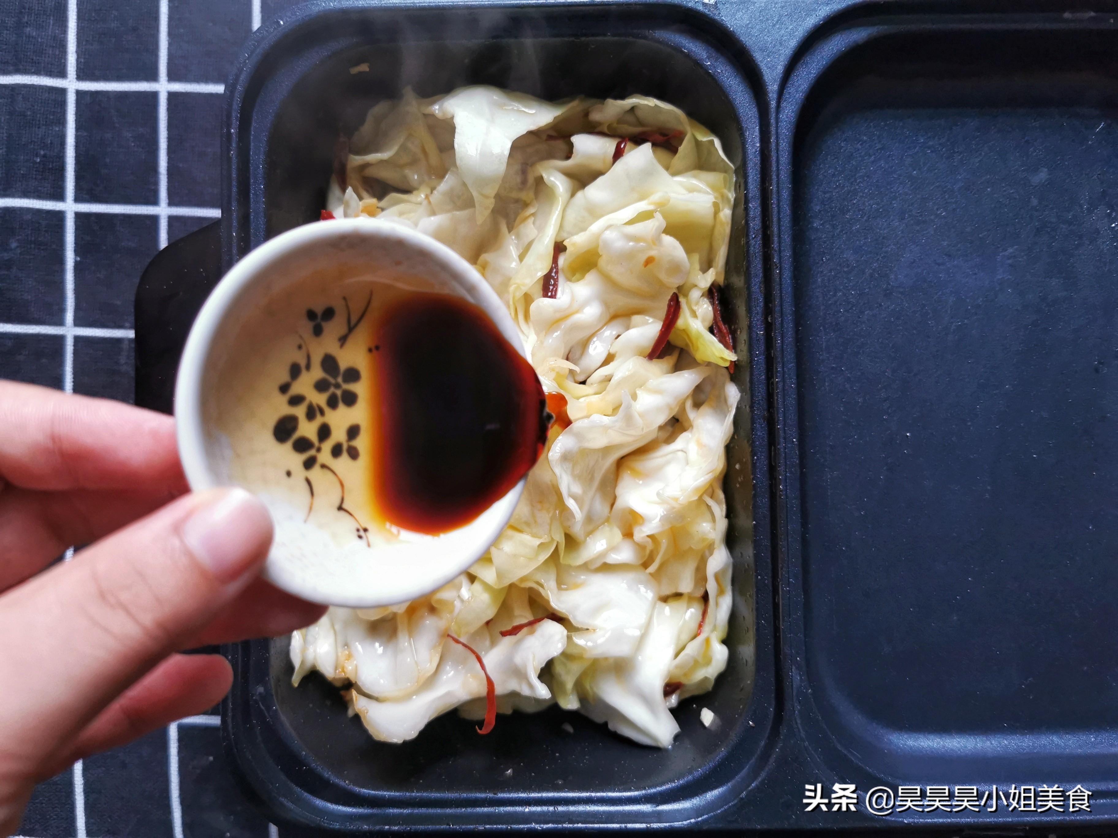 包菜这样炒，掌握这一步，口感脆嫩，10分钟搞定晚饭