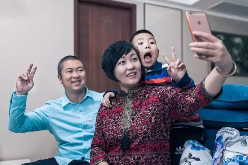 一家五口新春全家福拍照姿势大全,横向新春全家福照片模板直接套用