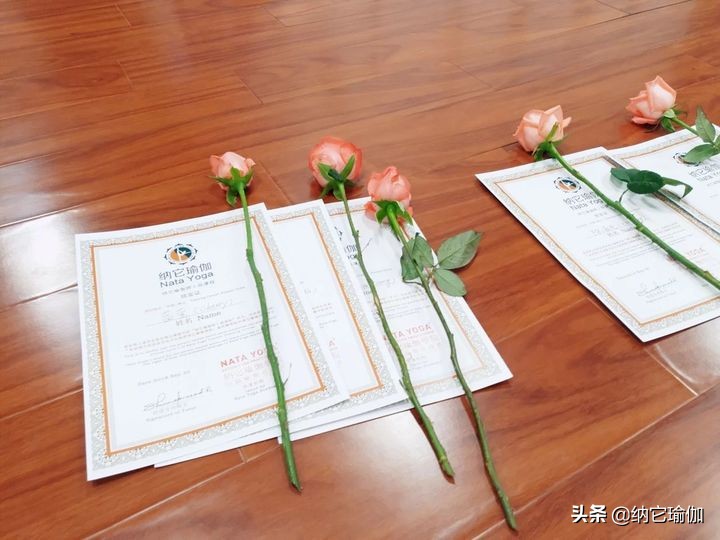 她考取资格证后毫无工作经验，面试她的瑜伽馆主却夸她很专业