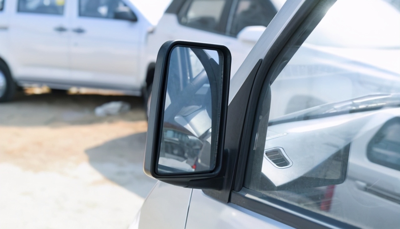 五菱荣光小卡国六油耗怎么样,五菱荣光小卡1.5双排油耗裸车价格