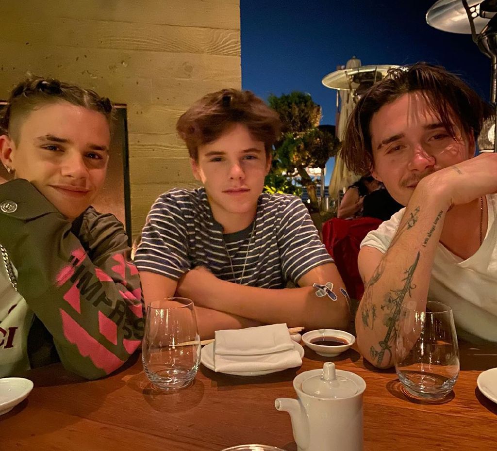 小贝和儿子踢球,小贝看球赛