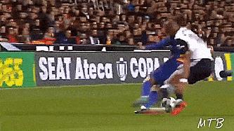 足球防守动作,足球手球防守动作