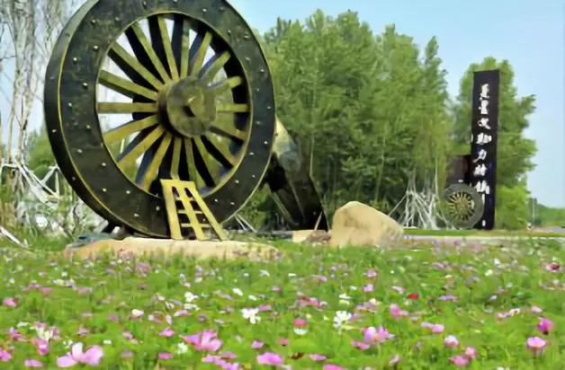 草原上的城市乌兰浩特,草原上升起不落的太阳夕阳正红