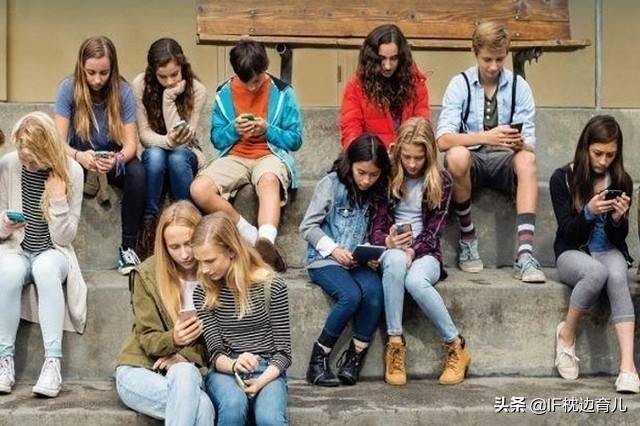 孩子整天玩手机看电视怎么办,孩子喜欢玩手机看电视怎么办