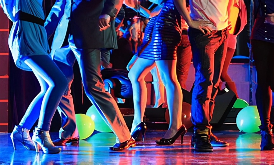 带货一哥辛巴比王思聪还豪酒吧消费一百瓶黑桃A,买单150万