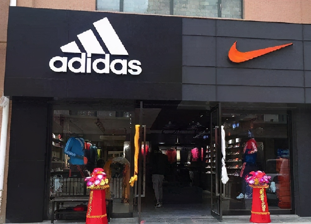 阿迪和耐克明明是“对头”,为什么非要把店开在一起?