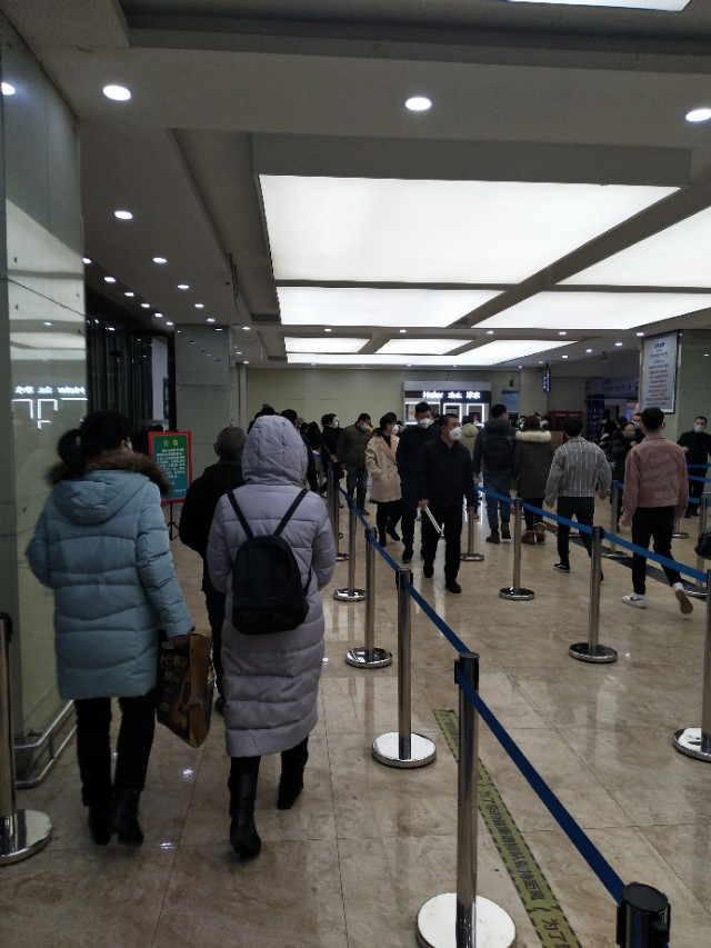 2月23号长春欧亚卖场的掠影，完全的智能检测系统，测体温不停步