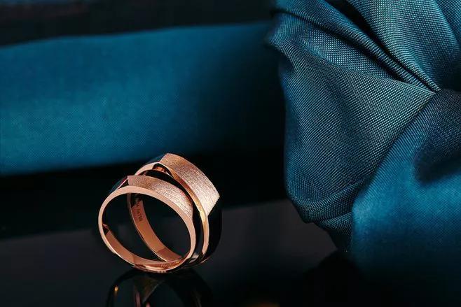 黄金和彩金一起放黄金会变色吗,彩金是18kgp会变色吗