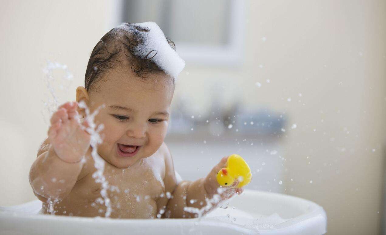 宝宝突然一洗澡就哭是怎么回事,宝宝洗澡哭得可伤心了