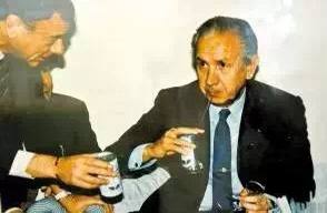 他是战争弃儿，在孤儿院长大，20年前却缔造中国第一的饮料品牌