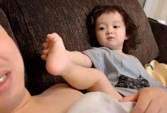 嫌弃爸爸臭脚的宝宝,宝宝脾气暴躁爸爸不甘示弱