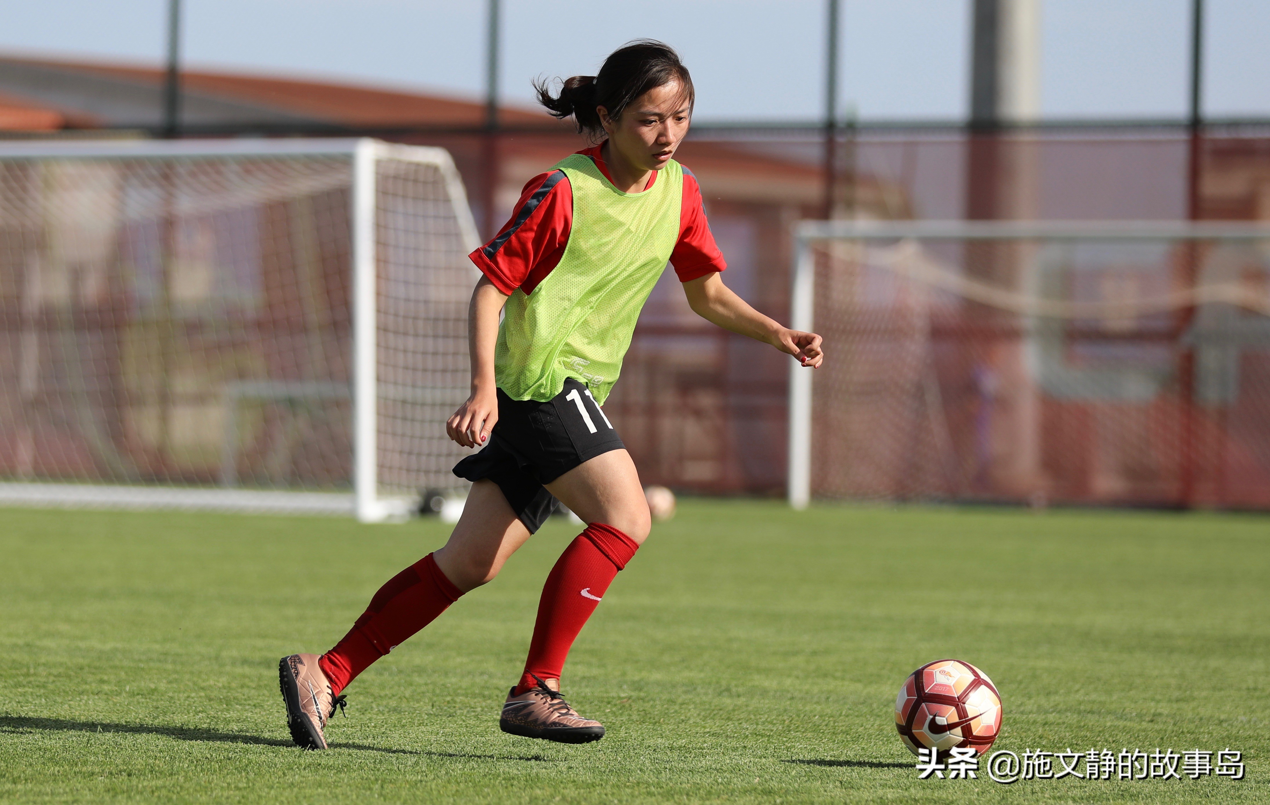 这个女生追着梦跑了二十年，终于把自己踢进了足球之梦