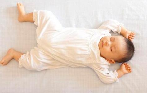 孩子蹬腿别光说可爱,可能是肠道问题,别不在意,孩子会长不高