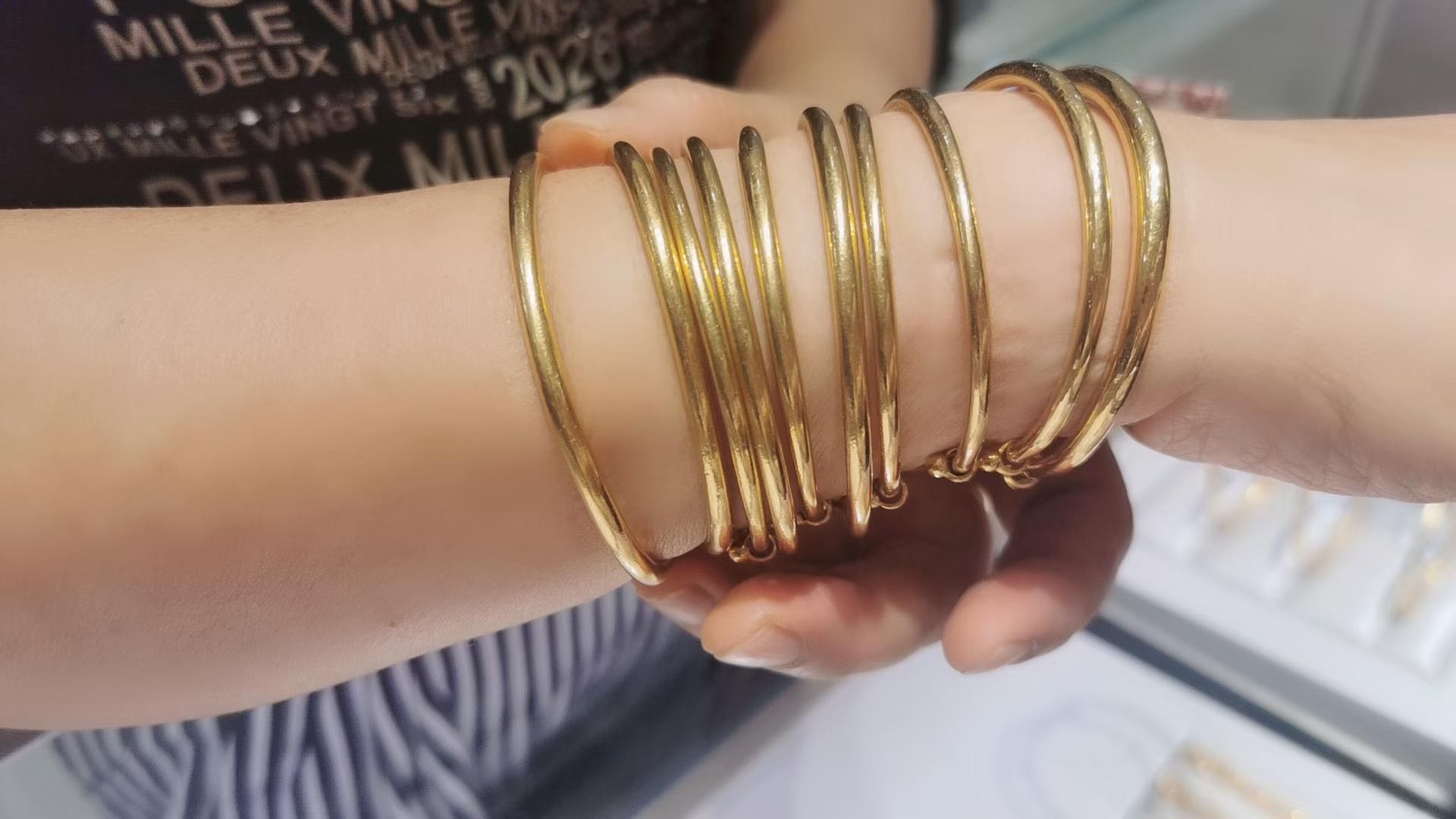 黄金贵妃手镯变形怎么自己修整,黄金手镯是不是容易变形