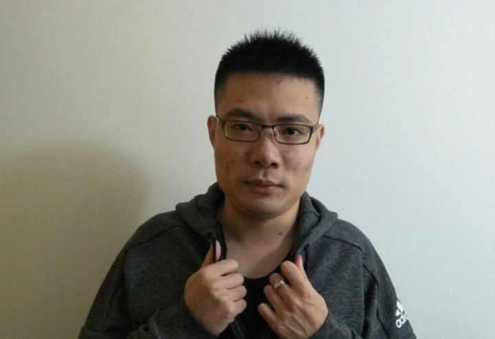 PDD在斗鱼主播直播间续费皇帝并刷50发超火助其成为斗鱼主机一哥