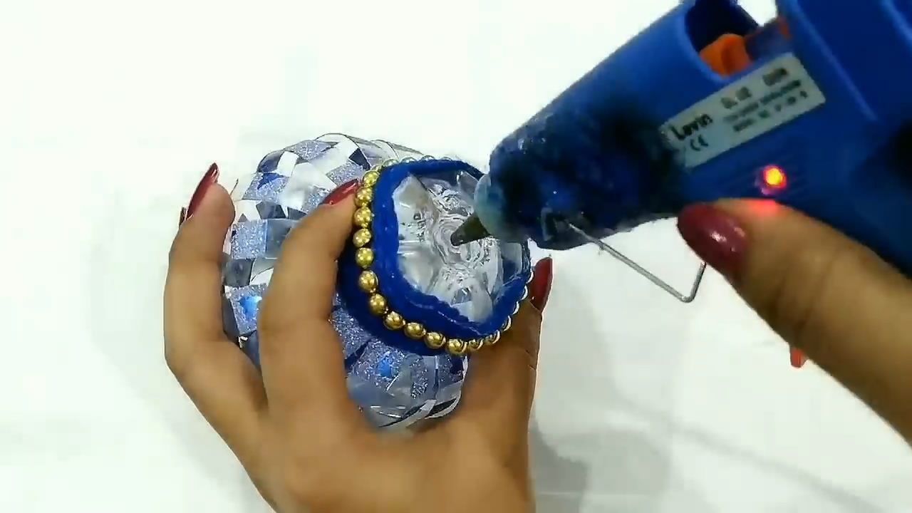 用塑料瓶制作灯笼的最简单的方法,用塑料瓶简易灯笼制作方法