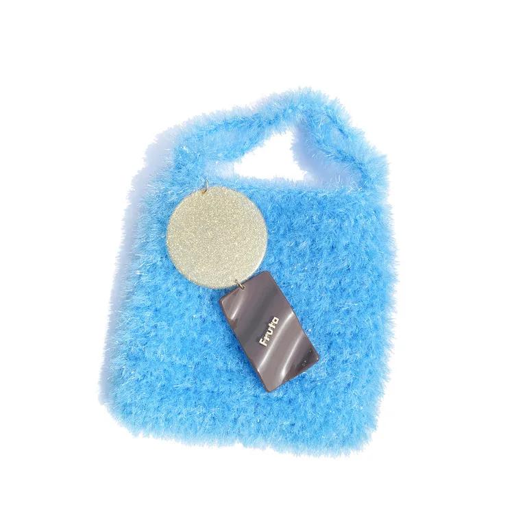 王嘉尔一碰她就被嗲到？年年牵手男爱豆的毛绒小公主谁不想要？