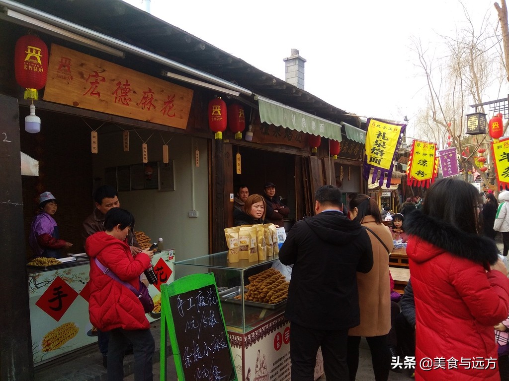 渭河岸边的民俗村，拆拆建建4年了，至今依然人气挺高