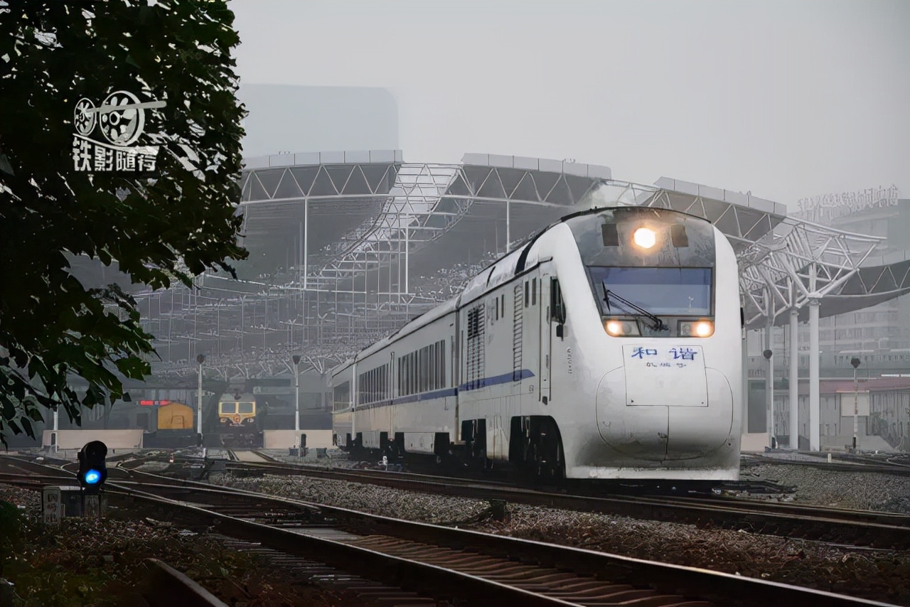 火车来了行人车辆请注意安全,行人车辆请注意火车就要来了