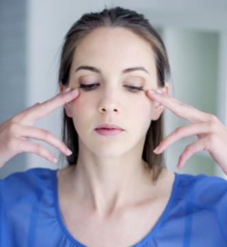 眼袋大皱纹多别耽搁试试这个方法,女性眼袋皱纹怎么消除