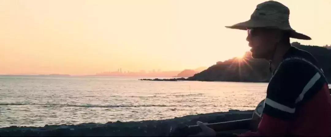 删*片毛**,讲荤段子,还不洗澡,但他教出的学生却能为刘德华写歌