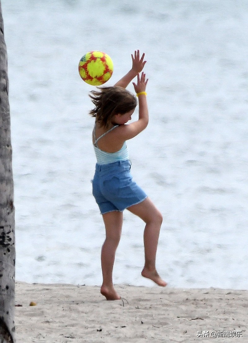 又胖了？小七沙滩踢足球比17岁哥哥腿还粗，太胖跑不动被球砸脸