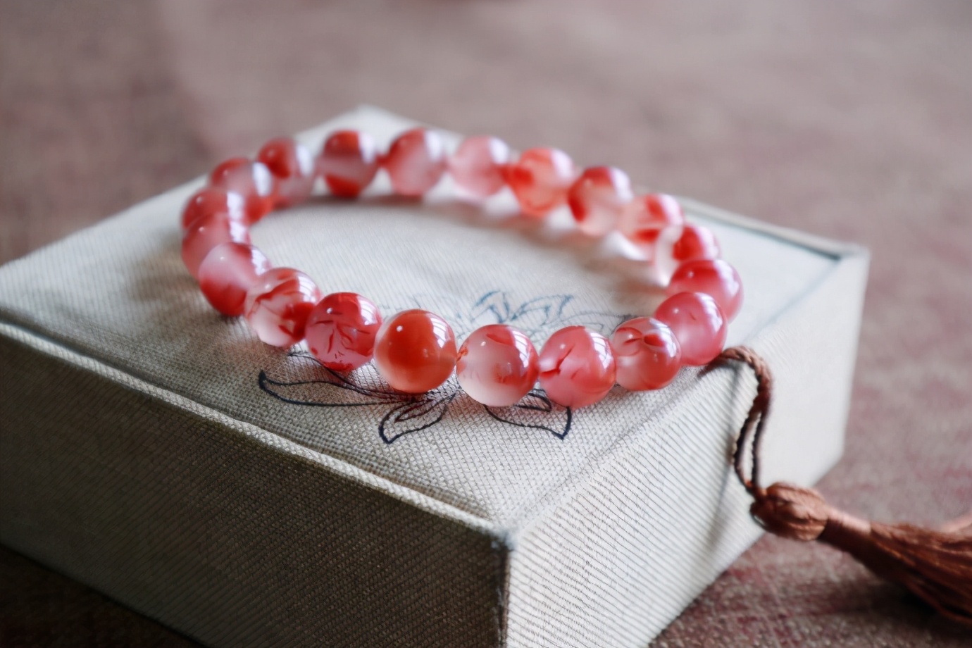 冰飘南红手串会越戴越红吗,为什么有的冰飘南红只要几十元