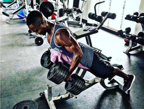 肩部有一边宽一边窄怎么回事,肩部一边宽一边窄怎么调整