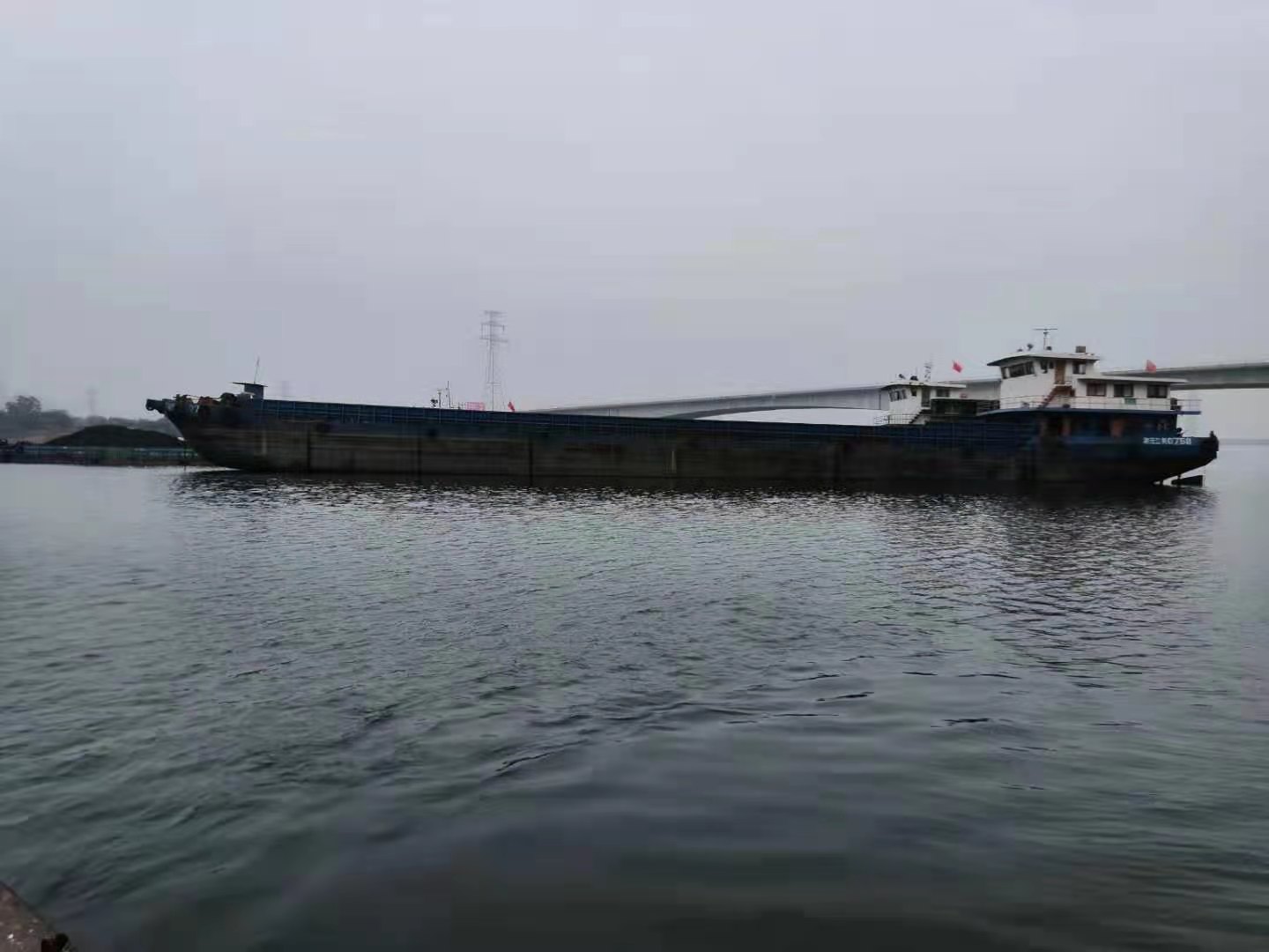 驾艇湘江夜钓发现浮尸和大船惊魂跳江，溺亡者和驾驶者被判同等主责，货轮船长及挂靠公司被判赔27万余元