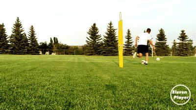 简单又实用的过人技巧足球,足球过人技巧空中摆动腿