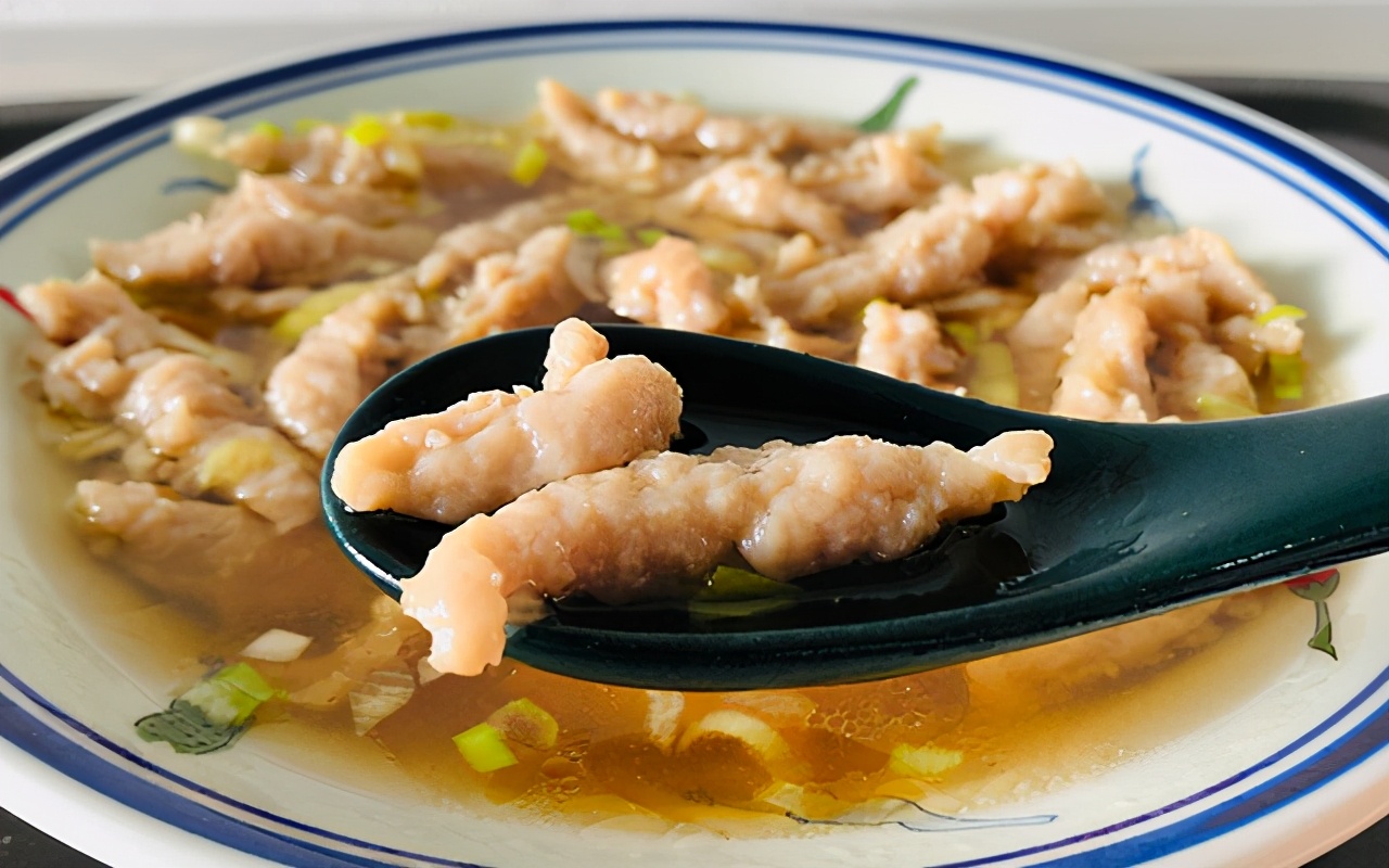 冬天的第一份滑肉汤,晶莹剔透的滑肉汤