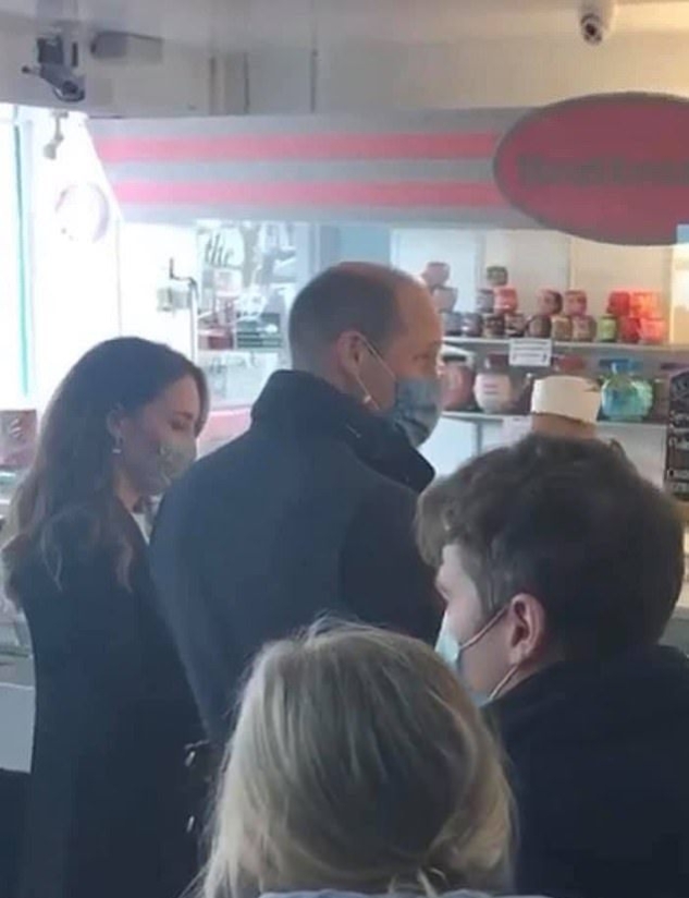 凯特用行动播撒爱，穿粉裙会见白血病女孩，曾经的承诺不曾忘记