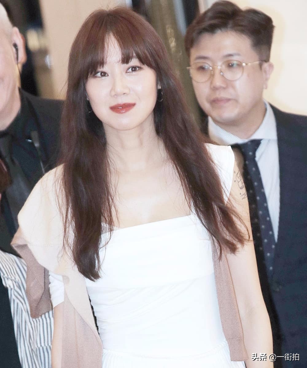 闫妮穿红色连衣裙,闫妮的碎花裙