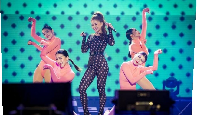 鬼鬼礼服造型,鬼鬼穿紫色礼服