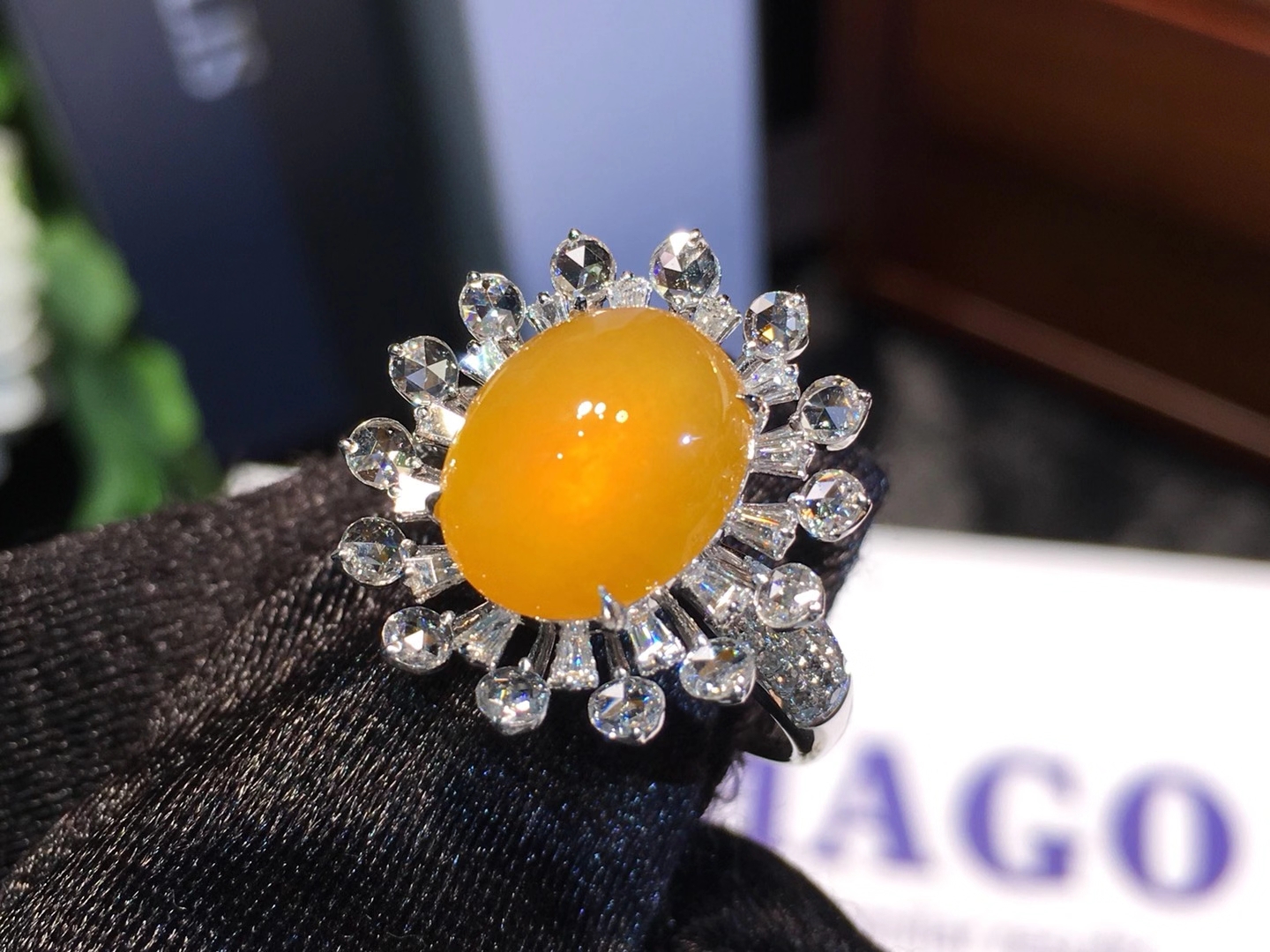 翡翠给人的感觉就像一抹清泉,天然翡翠与众不同美出高级感