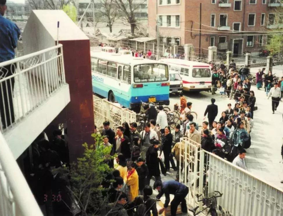 俞敏洪新东方出国,俞敏洪卸任新东方前途出国职务