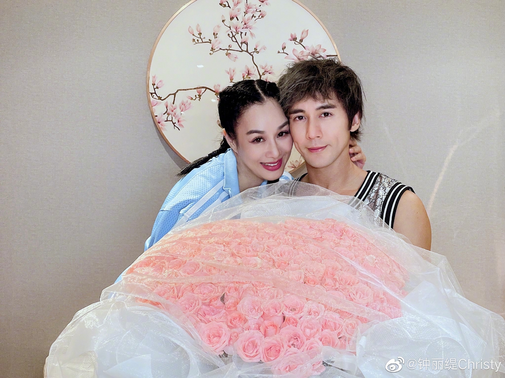 小考拉登初秋杂志封面,穿校服秀铅笔腿,三姊妹中她最像钟丽缇