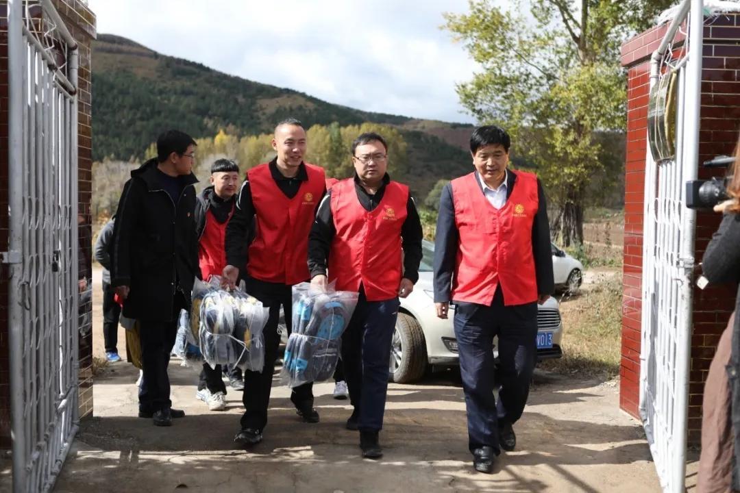 特写｜扎心了，这位绿茵法官“工作执勤”“云上充电”两不误