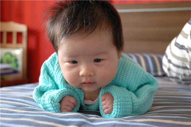 6个月的宝宝还坐不稳怎么办,六个月宝宝坐不稳不会爬正常吗