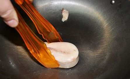 旧铁锅生锈粘锅怎么开锅,铁锅炒菜容易炸油是什么原因