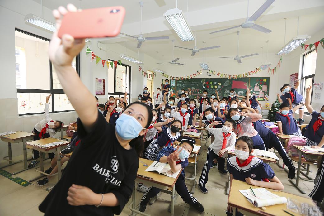 “嘿，我们开学啦！”今日返校师生自拍留念这一刻